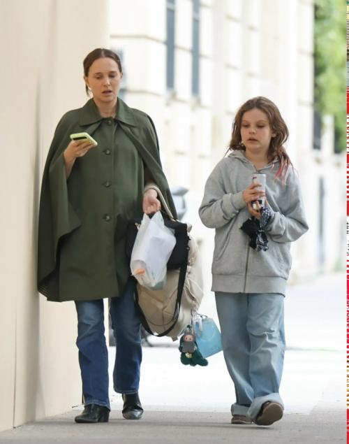 44-Летняя Натали портман впервые появилась на публике после объявления о том, что она ждёт третьего ребёнка - от своего бойфренда Танги детабля. 
