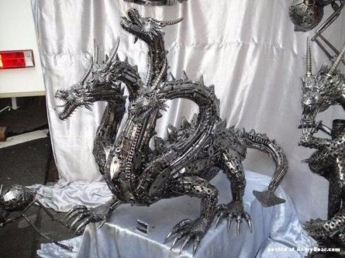 Художник из Швейцарии том самуи делает невероятные скульптуры из деталей старых машин и мотоциклов. 01