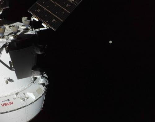 Астронавты с Ориона первыми снимками обратной стороны луны поделились. 01