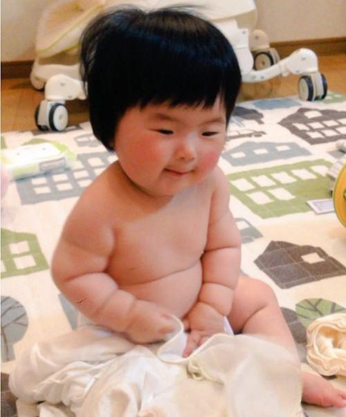 Новый тренд соцсетей: японцы сравнивают руки своих малышей с хлебом. 06