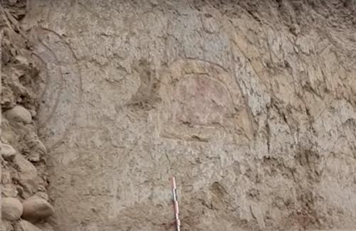 3200-Летняя фреска с изображением бога - паука на стене пирамиды в перу. 01