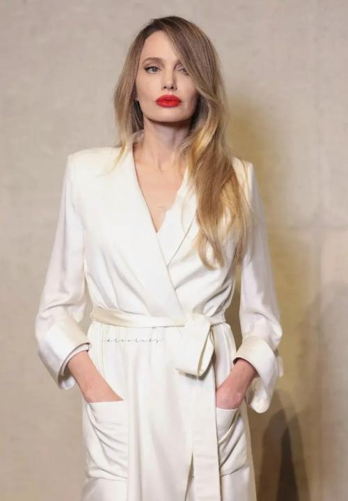 50-Летняя Анджелина джоли посетила вечеринку бренда Tom Ford в Шанхае.  