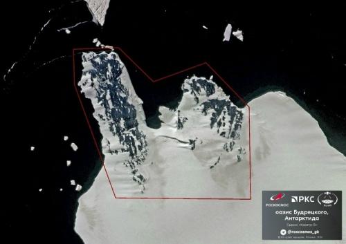 В Антарктиде открыли оазис с озерами и животными. 01