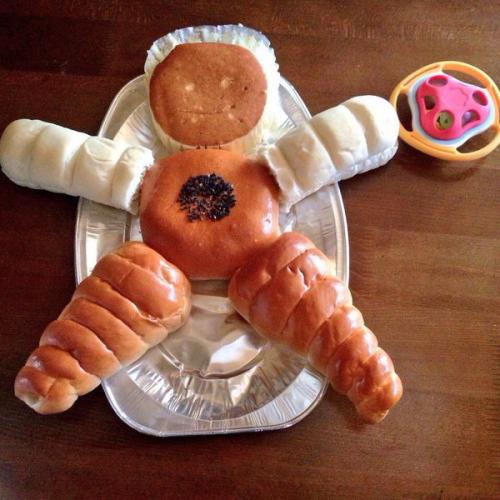 Новый тренд соцсетей: японцы сравнивают руки своих малышей с хлебом. 09