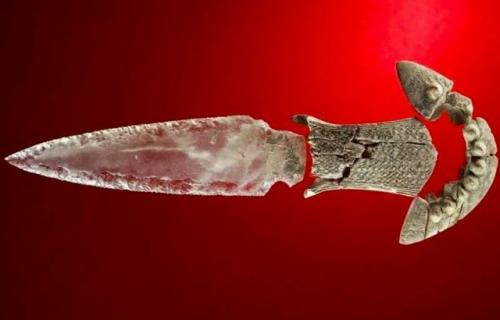 В древней гробнице обнаружили хрустальный кинжал возрастом 5000 лет. 
