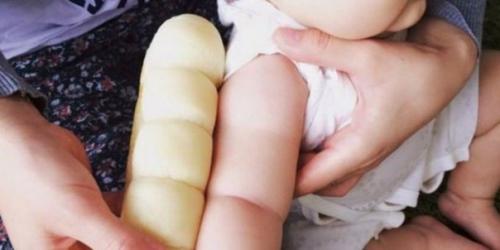Новый тренд соцсетей: японцы сравнивают руки своих малышей с хлебом.