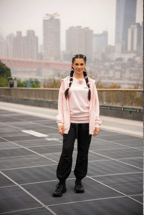 Слухи об их отношениях ходили ещё со времён совместной работы на проекте Звёзды в Джунглях, где галустян выступал в роли ведущего. 02