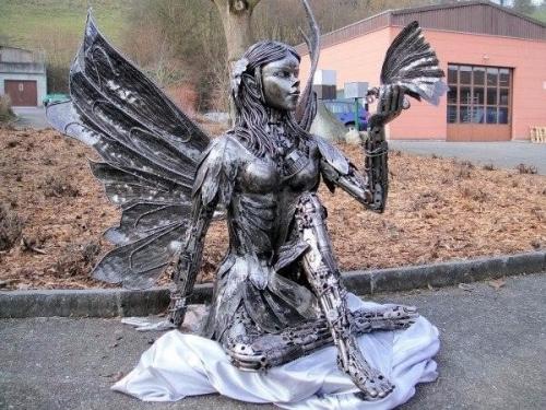 Художник из Швейцарии том самуи делает невероятные скульптуры из деталей старых машин и мотоциклов. 04