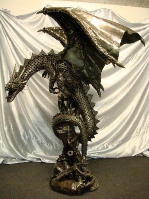 Художник из Швейцарии том самуи делает невероятные скульптуры из деталей старых машин и мотоциклов. 06