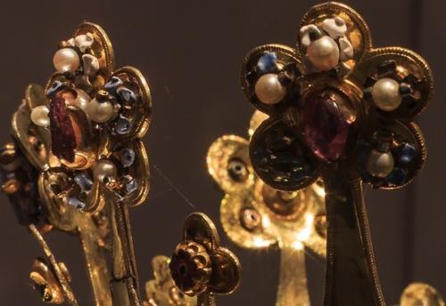 Корона Маргариты йоркской, датируемая XV веком - шедевр декоративно - прикладного искусства. 02