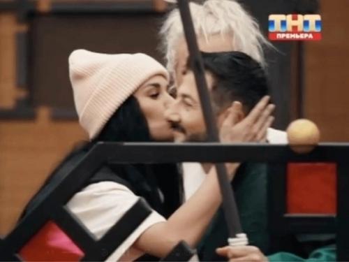 Слухи об их отношениях ходили ещё со времён совместной работы на проекте Звёзды в Джунглях, где галустян выступал в роли ведущего. 01