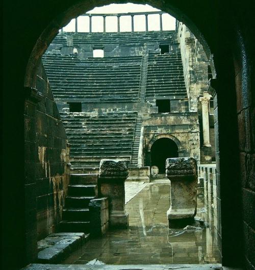 Перед вами один из самых сохранившихся театров времен римской империи в городе босра, Сирия. 05