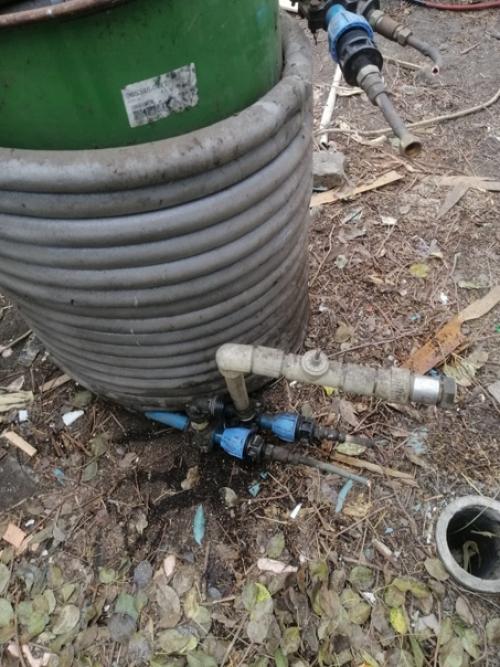 Купил дом, на заднем дворе от прежних хозяев осталось добро. 02