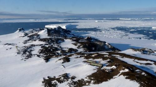 В Антарктиде открыли оазис с озерами и животными.

