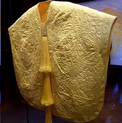 Золотистая шелковая ткань, сотканная из нитей одного миллиона пауков. 01