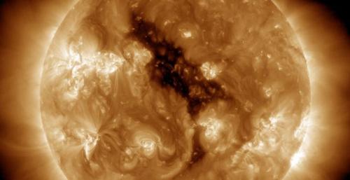 Наса гигантскую дыру в солнечной короне показало. 
