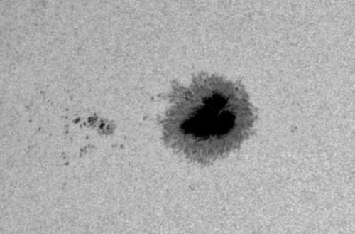 Огромное пятно на Солнце гигантским стало.