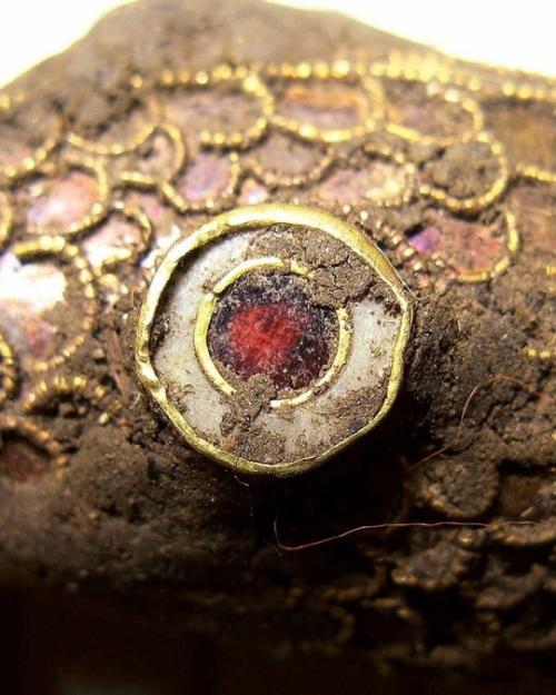 Археологическая Находка VII века: золотая голова ворона с гранатами. 02