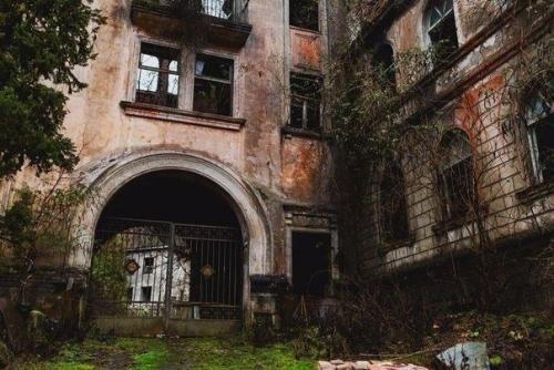 Ткварчели - город во власти природы.