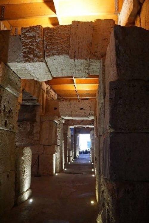 Плоские арки с Висящей каменной кладкой, поддерживающие пол арены Колизея, без использования строительного раствора. 01