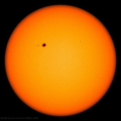 Огромное пятно на Солнце гигантским стало. 01