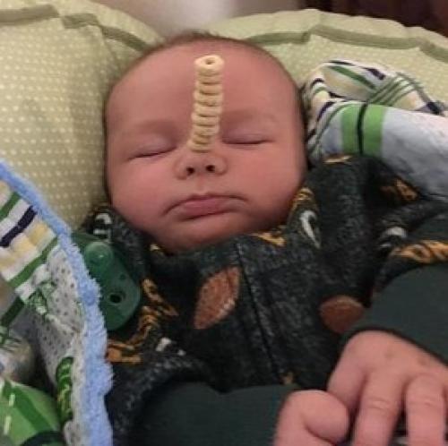 У американских папочек новый челлендж в соцсетях: кто сложит на своем спящем маленьком ребенке самую высокую башенку из сладких сахарных колечек. 06