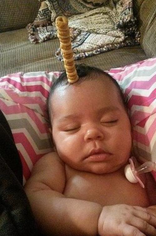 У американских папочек новый челлендж в соцсетях: кто сложит на своем спящем маленьком ребенке самую высокую башенку из сладких сахарных колечек. 04