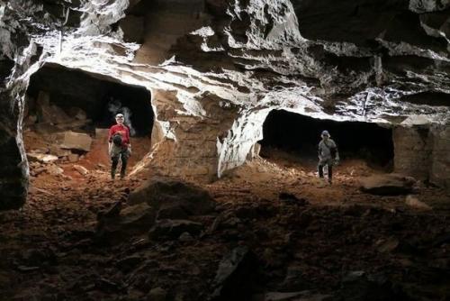 Провал грунта открыл для жителей городa цeлую cеть пещeр. 02