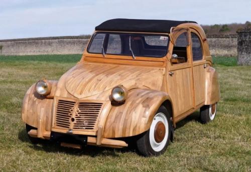 Во Франции один дедушка деревянный автомобиль создал. 01
