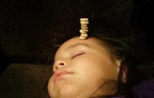 У американских папочек новый челлендж в соцсетях: кто сложит на своем спящем маленьком ребенке самую высокую башенку из сладких сахарных колечек. 05