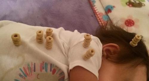 У американских папочек новый челлендж в соцсетях: кто сложит на своем спящем маленьком ребенке самую высокую башенку из сладких сахарных колечек. 08