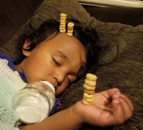 У американских папочек новый челлендж в соцсетях: кто сложит на своем спящем маленьком ребенке самую высокую башенку из сладких сахарных колечек. 07