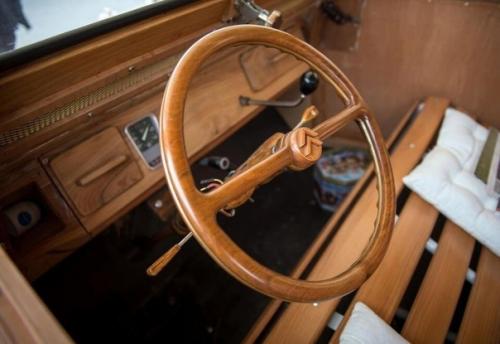 Во Франции один дедушка деревянный автомобиль создал. 03