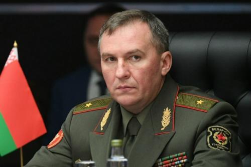 Военного смысла Беларуси втягиваться в конфликт на Украине нет - министр обороны Беларуси.

