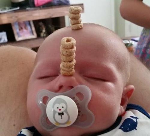 У американских папочек новый челлендж в соцсетях: кто сложит на своем спящем маленьком ребенке самую высокую башенку из сладких сахарных колечек. 02