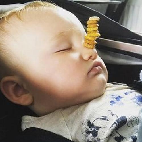 У американских папочек новый челлендж в соцсетях: кто сложит на своем спящем маленьком ребенке самую высокую башенку из сладких сахарных колечек.