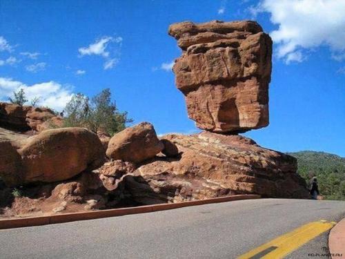 И таких камней не мало по всему миру. 02