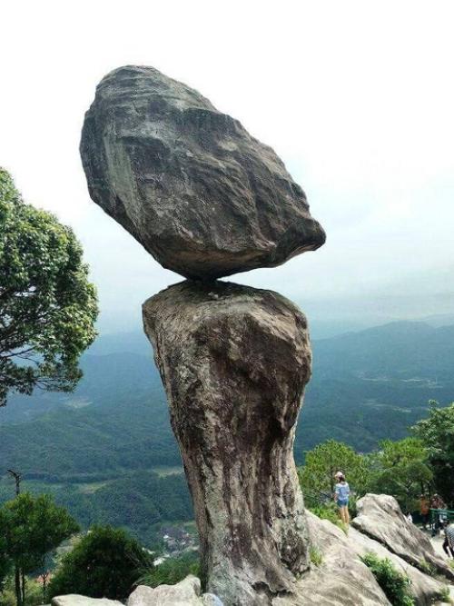 И таких камней не мало по всему миру. 03