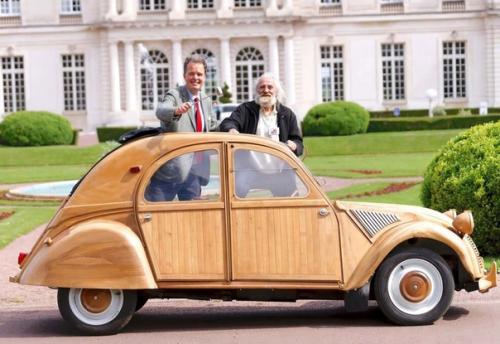 Во Франции один дедушка деревянный автомобиль создал. 02