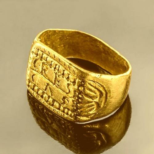 Этот крохотный золотой перстенек с надписью на латыни Crescas - расти! 01