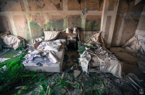 Заброшенный отель на острове хатидзё, Япония. 04