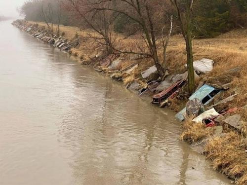 С помощью кузовов старых автомобилей американцы укрепляли берега рек в ряде штатов. 02