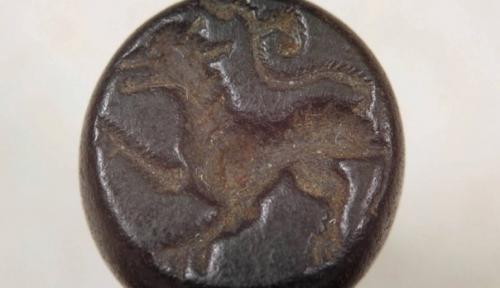 В старой руссе нашли печати 14 века с изображением ангела (или пришельца) и странным зверем. 01