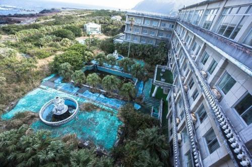 Заброшенный отель на острове хатидзё, Япония. 05