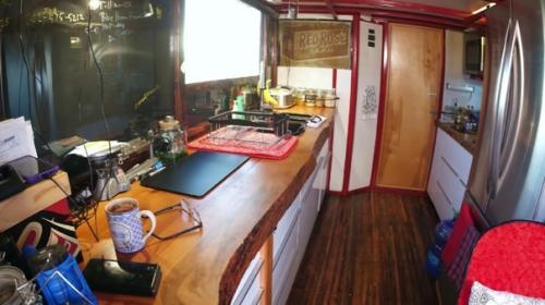 B Kaнаде одна пожилая семейная пара огромный автодом мечты построила. 05