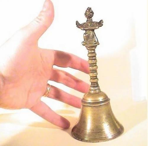 Древний колокол обнаружен в куске угля, возрастом около 300 миллионов лет. 01