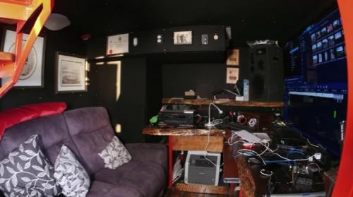 B Kaнаде одна пожилая семейная пара огромный автодом мечты построила. 04