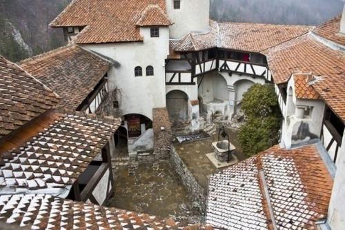 Уникальный замок бран в Румынии часто называют обителью нечисти и зла. 04