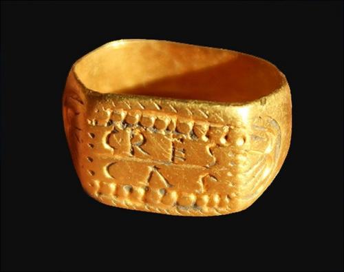 Этот крохотный золотой перстенек с надписью на латыни Crescas - расти! 02