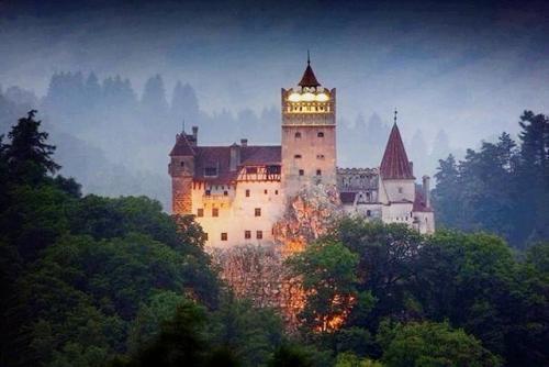 Уникальный замок бран в Румынии часто называют обителью нечисти и зла. 01
